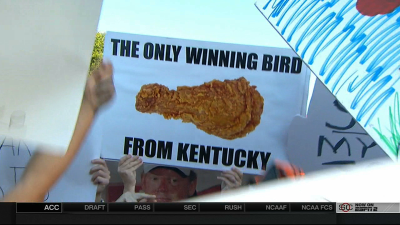 Illustration for article titled Here Is Your Clemson College GameDay Sign Roundup